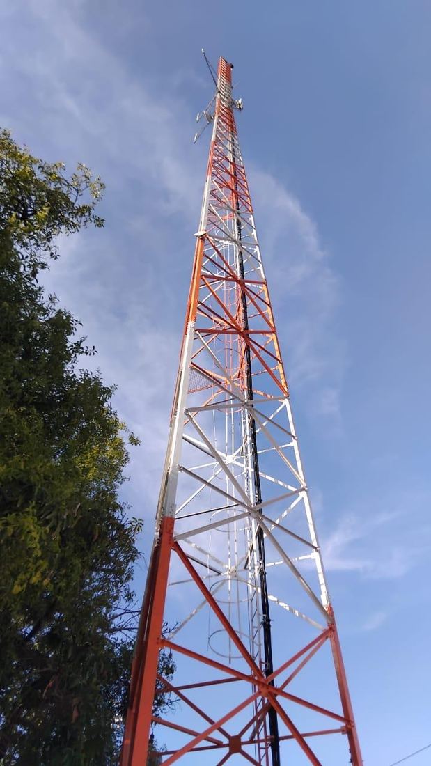 Torre autoportante de radiocomunicação pintada em laranja e branco