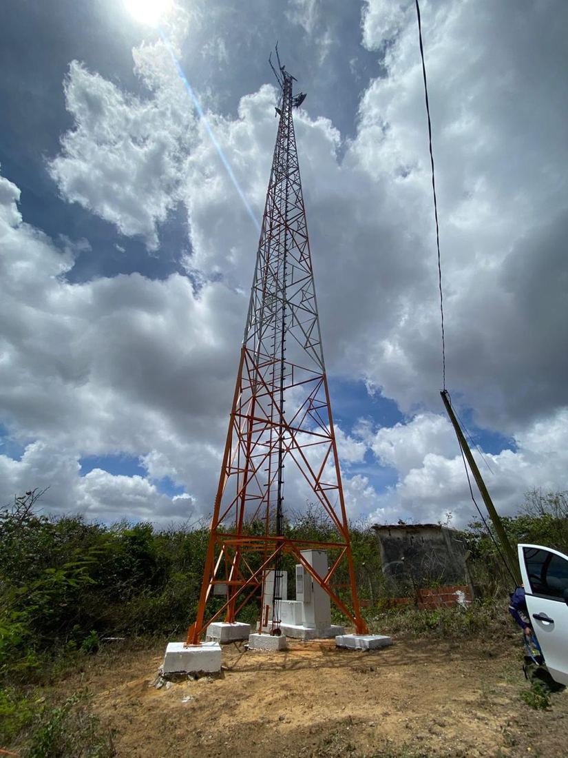 Torre de radiocomunicação em área rural, com shelter na base