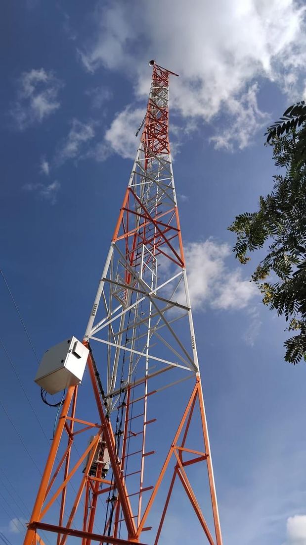 Torre com gabinete de equipamentos instalado na estrutura